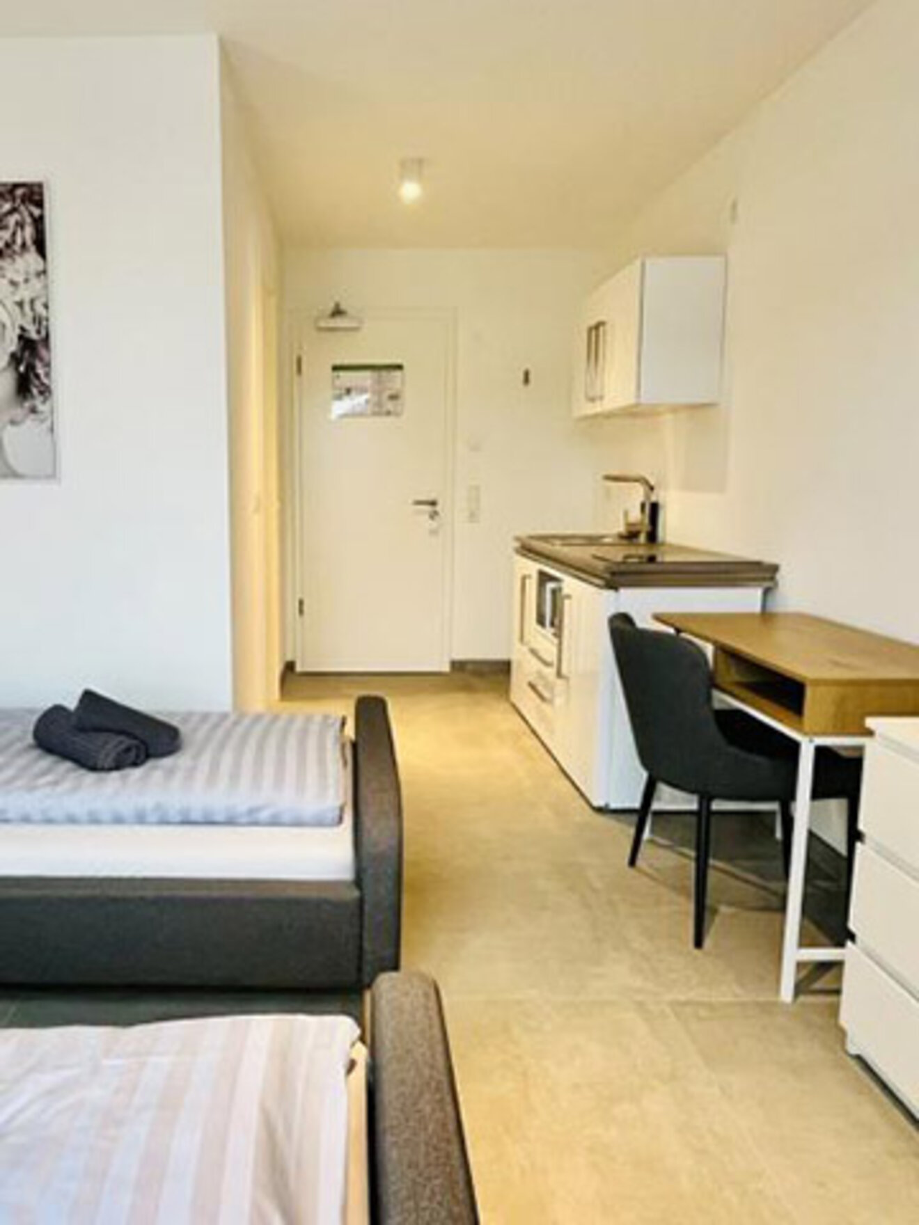 4 x Zweibettzimmer
Günstig wohnen zu Zweit
mit je zwei Einzelbetten,
TV, Schreibtisch, Küchenzeile
und eigenem Badezimmer 2_IMG_0001_2_202410139221448_Zweibettzimmerx2